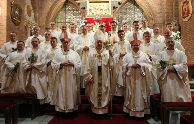 Neoprezbiterzy wraz z biskupami i wychowawcami z seminarium