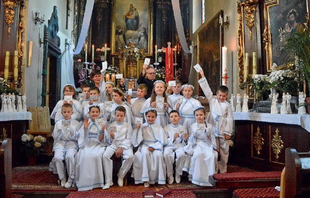 Mali parafianie Uniejowa w białym tygodniu