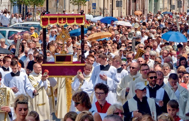 Procesja z Najświętszym Sakramentem na ulicach Legnicy
