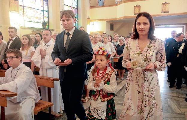 Wśród parafian niosących dary ołtarza była rodzinaTomczykiewiczów; Joanna
i Rafał z Martynką, której brat jest ministrantem
