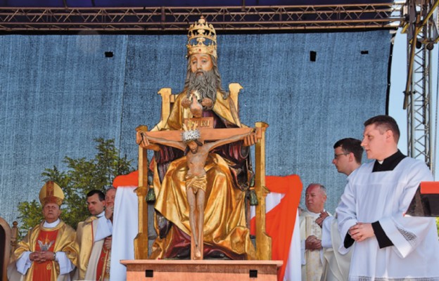 Statua Trójcy Przenajświętszej w odnowionych koronach i nimbie