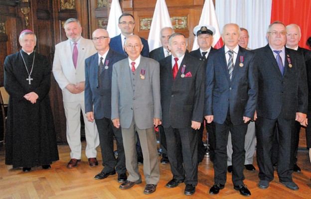 Odznaczeni medalem „Pro Patria” oraz dostojnicy obecni na uroczystości