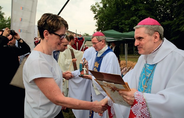 Księża Biskupi osobiście gratulowali każdej Srebrnej Parze