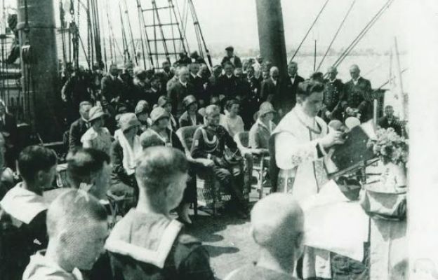 Dnia 4 września 1921 r. na redzie portu Gdynia ks. Paweł Prabucki świeci statek szkolny „Lwów” oraz polską banderę ofiarowaną statkowi przez miasto Lwów