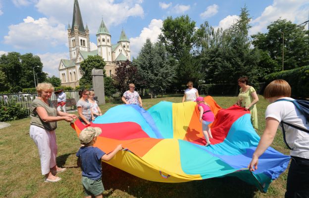 Rodzinny Piknik Misyjny w ogrodzie klasztornym ojców franciszkanów 