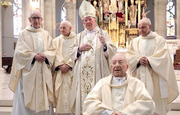 Koledzy kursowi Księdza Arcybiskupa.
Od lewej: ks. Karol Szumacher,
ks. Czesław Janeczek,
ks. Jerzy Spychała,
ks. Stanisław Wojtyra