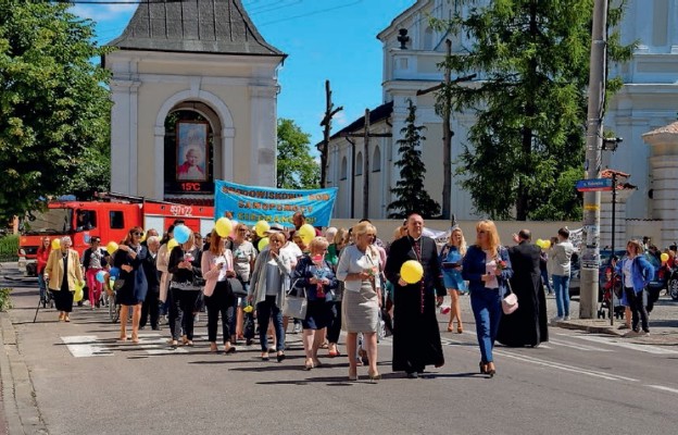 W radosnym i kolorowym pochodzie
uczestnicy na czele z bp. Tadeuszem Pikusem
przeszli na stadion miejski, aby tam wspólnie świętować