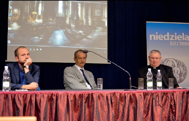 Od lewej: dr Sasha Horvath, dr Paweł Izdebski, ks. prof. Mirosław Mróz