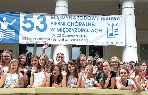 Chór Powiatowego Młodzieżowego Domu Kultury i Sportu
w Wieluniu reprezentowało 30 dziewcząt