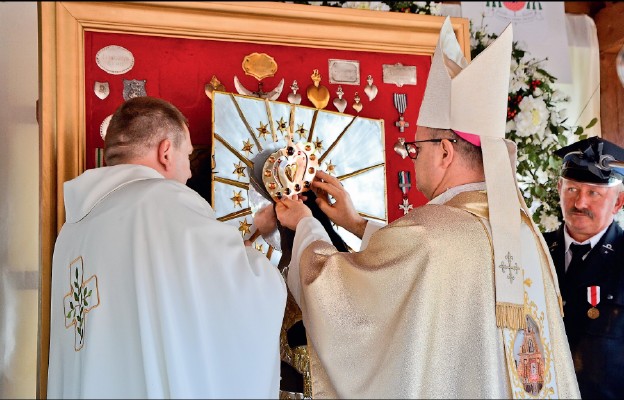 Bp Wiesław Śmigiel nakłada koronę na wizerunek Matki Bożej Brzemiennej w Chełmoniu