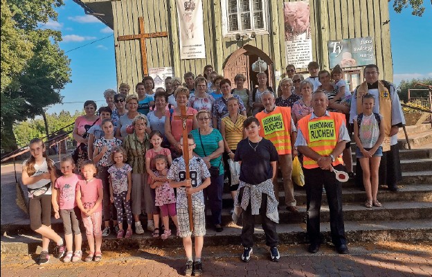 Pielgrzymi z parafi i Sarnaki przed wyjściem do Mierzwic