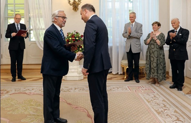 Prezydent RP Andrzej Duda wręcza Adamowi Bujakowi nominację na członka Kapituły Orderu Orła Białego