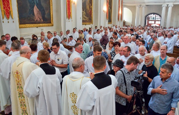 Oczywistą sprawą jest, że każdy szafarz Komunii św. sam przystępuje do sakramentów