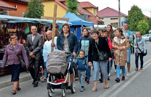 Całe rodziny pielgrzymują do Matki Bożej z Dzieciątkiem