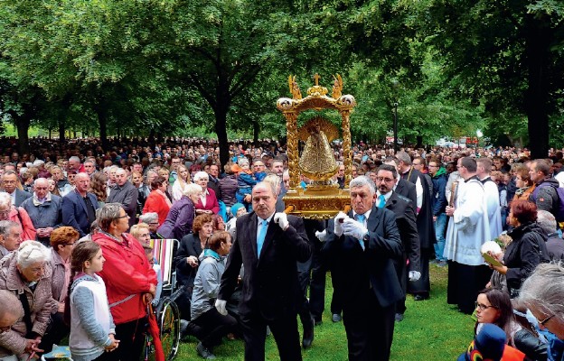 Rzesze pielgrzymów towarzyszą fi gurce Matki Bożej wkraczającej procesyjnie na plac przy sanktuarium w Lipach