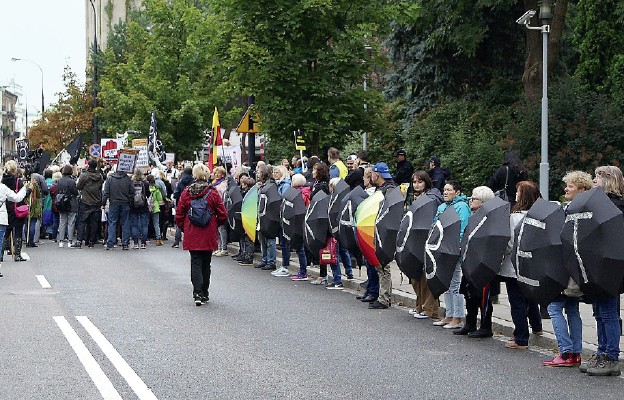 2 lipca pod Sejmem protestowała niewielka grupka zwolenników
aborcji. W nocy feministki zaatakowały i zdewastowały zabytkowe
budynki kościelne