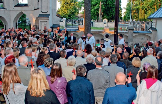 Na zakończenie misji wierni przynieśli swoje krzyże