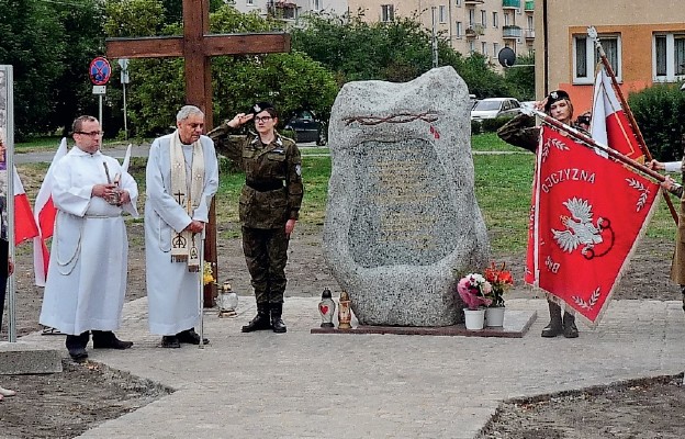 Poświęcenia obelisku i krzyża dokonał ks. kan. Witold Szumiato, kapelan Kresowiaków