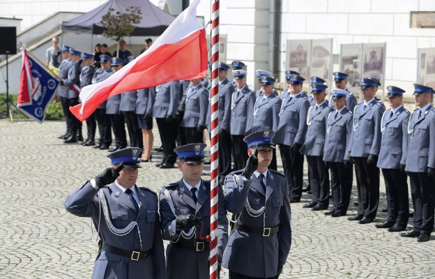 Uroczystości na dziedzińcu sandomierskiego zamku