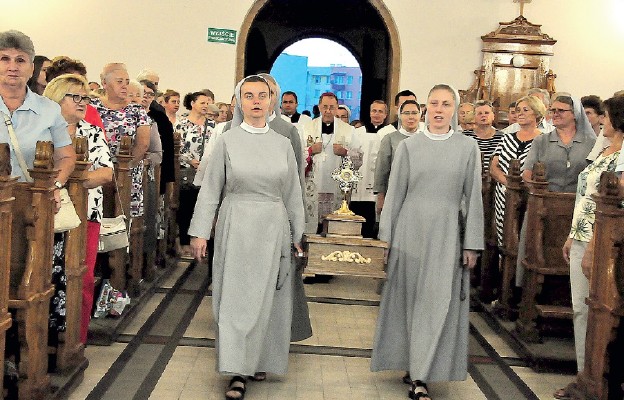 Siostry magdalenki ze Zgromadzenia Sióstr św. Marii Magdaleny
od Pokuty z Lubania wniosły do kościoła relikwie św. Marii Magdaleny