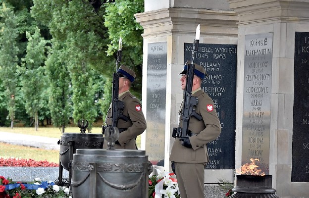 Warta honorowa przy Grobie Nieznanego Żołnierza w Warszawie