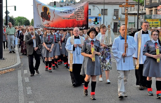 Grupa Krucjaty Różańcowej modli się w intencji Ojczyzny i organizuje
marsze ulicami Biłgoraja w każdą drugą niedzielę miesiąca