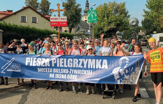 Tuż przed wymarszem. W tym roku nowy jest też nowy baner