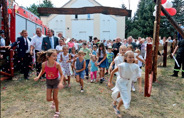 Przejście przez bramę kultury oficjalnie otworzyło Dolnośląskie Święto Rodzin