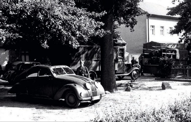 Wrzesień 1939, zdjęcie wykonane przez niemieckiego oficera gdzieś we Wrocławiu we wrześniu
1939 r. Przedstawia pojazdy niemieckich sił powietrznych przed wyjazdem do Polski