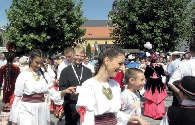 Folklor świata w strzegomskich kościołach