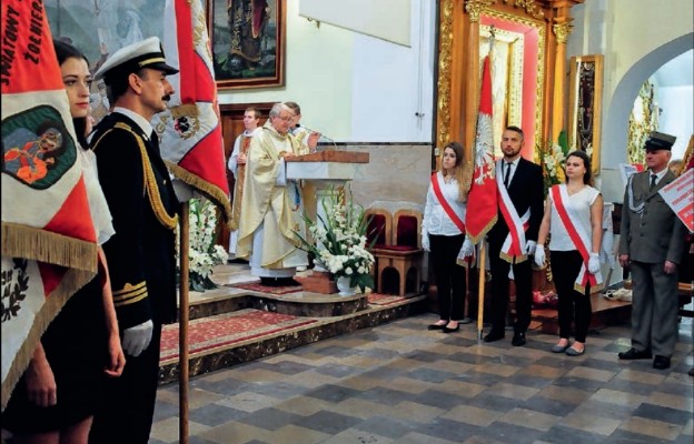 Poczty sztandarowe biorące udział w uroczystości