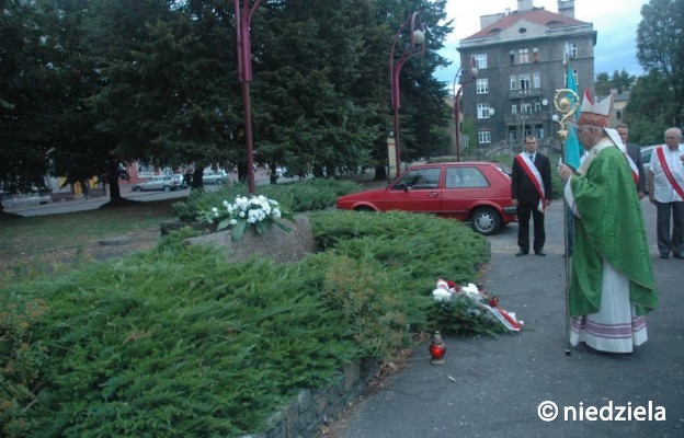 Abp Wacław Depo pod tablicą upamiętniającą tragiczne wydarzenia „Krwawego Poniedziałku”