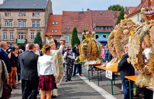 Tegoroczne wieńce dożynkowe pobłogosławił Biskup Legnicki