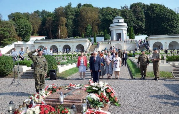 Uroczystości zadwórzańskie poprzedziło złożenie wieńców
na Cmentarzu Orląt Lwowskich na Łyczakowie