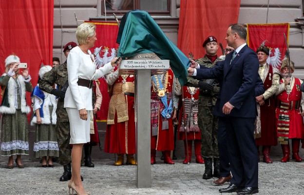 Uroczystość odsłonięcia postumentu króla Jana III Sobieskiego na dziedzińcu II LO w Krakowie