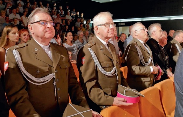 Koncert „Niepodległa” dedykowany był księżom, którzy jako studenci Wyższego Seminarium Duchownego w Przemyślu zostali zmuszeni do odbycia dwuletniej służby wojskowej w tzw. Ludowym Wojsku Polskim