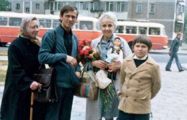 Ks. Jerzy Popiełuszko z ciocią Mary Kalinoski (trzecia od lewej) podczas jej wizyty w Polsce