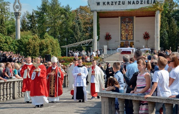 Mamy obowiązek chlubić się krzyżem i oddawać mu hołd – mówił bp Tadeusz Pieronek