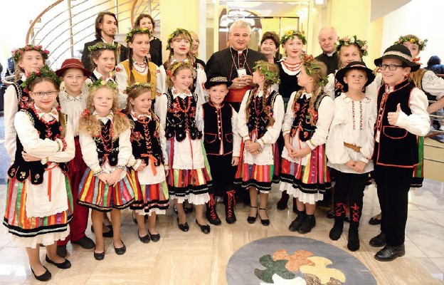 Kard. Konrad Krajewski w domu biskupim został powitany przez dzieci