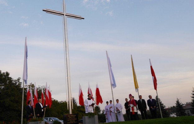 W przeddzień święta Podwyższenia Krzyża w Rzeszowie, w dzielnicy
Staroniwa, bp Jan Wątroba poświęcił Krzyż Jubileuszowy