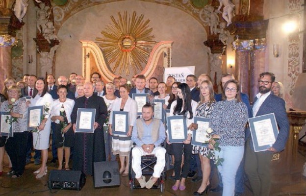 Gala konkursu „Lodołamacze 2018”. W środku ks. Jan Gargasewicz