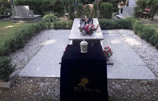 Grobowiec dzieci utraconych na cmentarzu w Policach