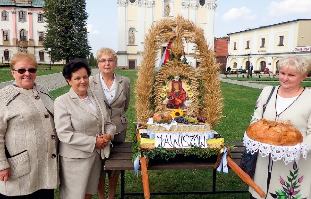 Mieszkańcy Jawiszowa na wieńcu dożynkowym przedstawili obraz Matki Bożej Łaskawej w wizerunku krzeszowskim