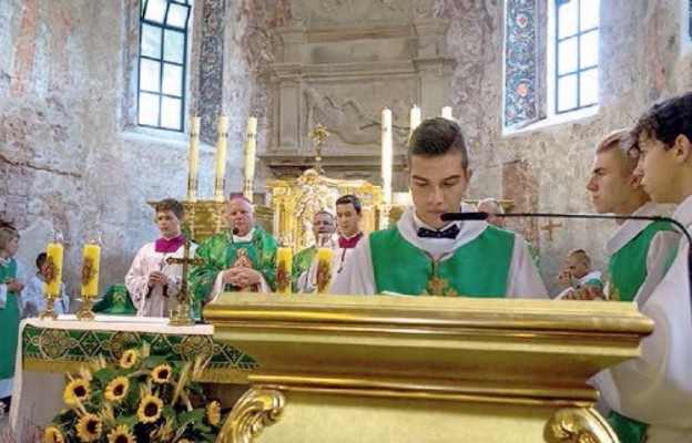 Na ścianach prezbiterium ukazały się wizerunki świętych