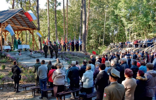 Mogiła w raciniewskim lesie uczy nas historii, budowania teraźniejszości i patrzenia w przyszłość