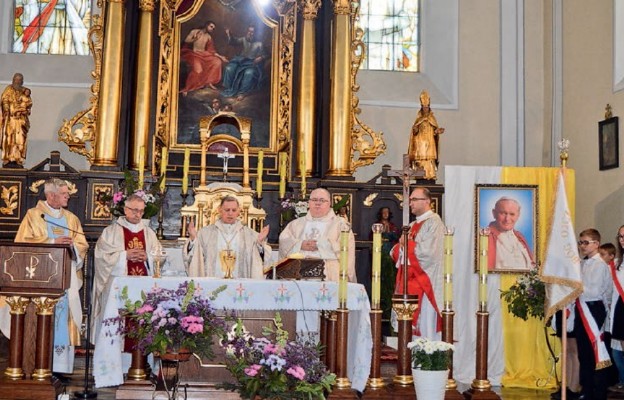 Przy papieskich relikwiach. Mszy św. w Sobkowie przewodniczy abp Mokrzycki