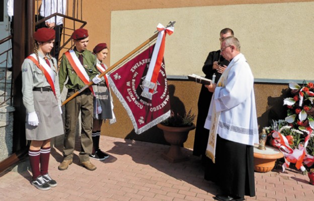 Poświęcenie sztandaru 25. Drużyny Harcerskiej w Łukawcu