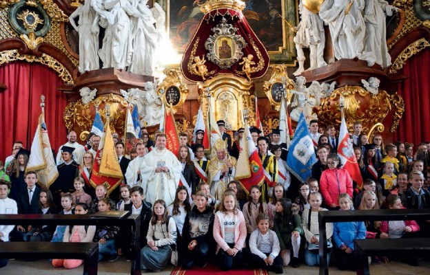 Przedstawiciele szkół noszących imię Jana Pawła II i św. Jadwigi na uroczystościach w Krzeszowie