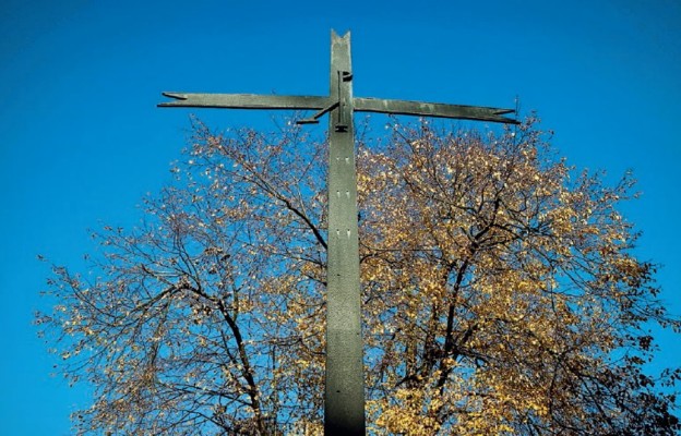 Stuletni krzyż upamiętnia cmentarz żołnierski