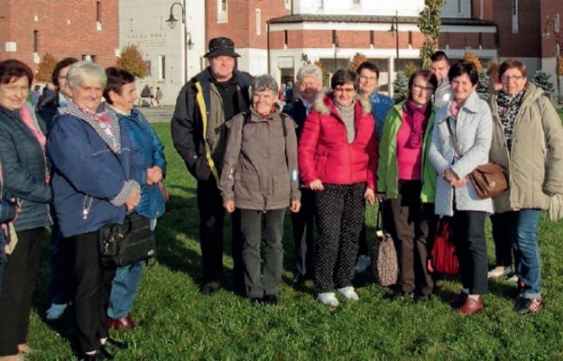 Grupa reprezentująca margaretki z Muszyny przed sanktuarium
św. Jana Pawła II na Białych Morzach